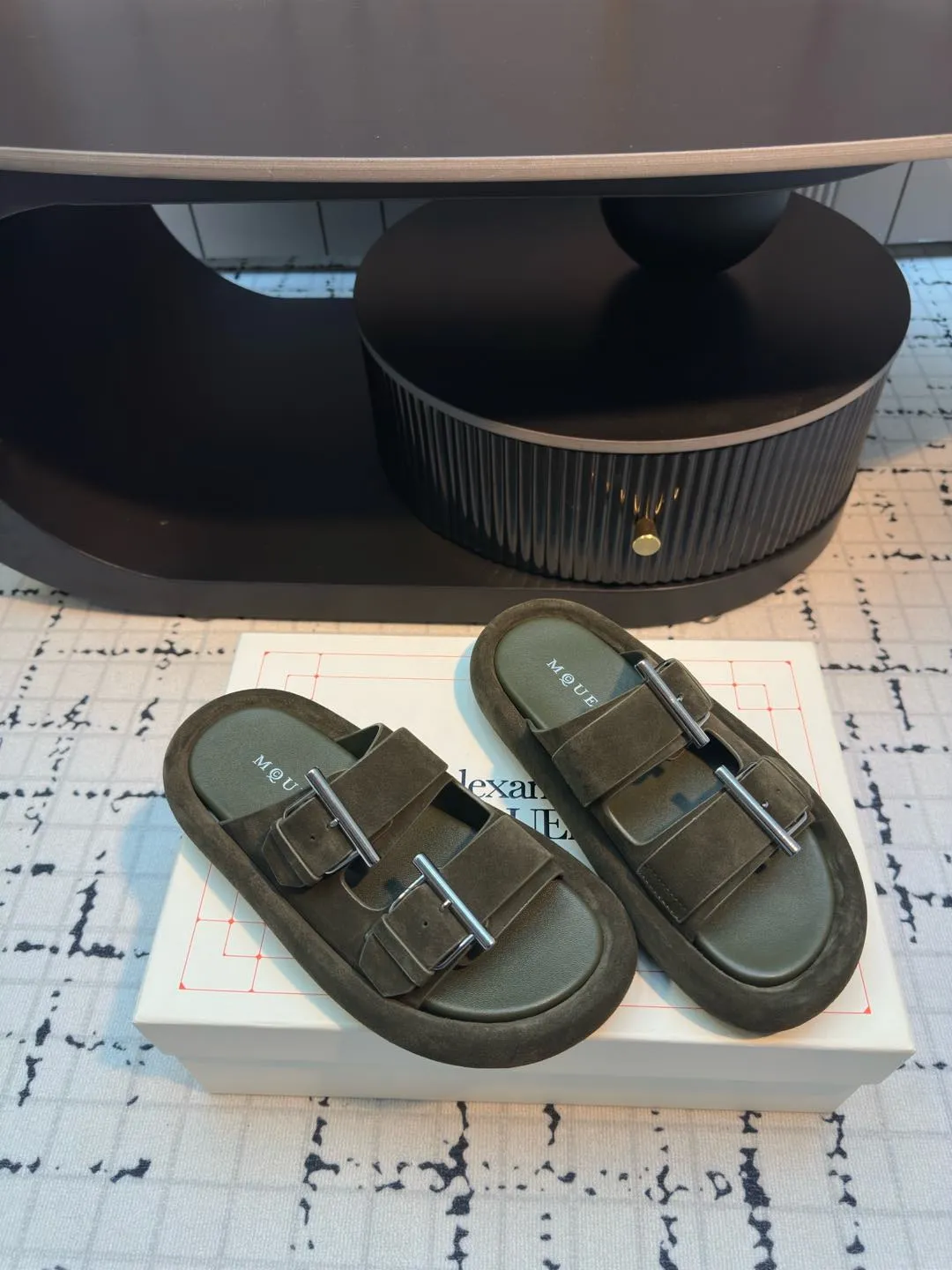 👟👟Ex-factory price 600👟👟McQueen 25ss early spring new height thick-soled buckle slippers with neat and youthful design! Comfortable and versatile, it also offers excellent durability! It combines fashion and comfort with a perfect balance of elegance. I believe every high-heeled girl will be attracted by it. Upper: Made of original cowhide. Inner foot pad: cowhide. Sole: rubber outsole. Size: 35/40 (40 is custom-made and cannot be returned or exchanged)